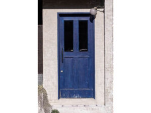 木製の青い玄関ドアの写真